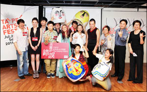 Artists participating in the 2011 Taipei Arts Festival pose for a photo in a press conference held June 9 in Taipei.